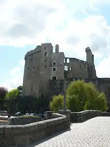 Le château de Clisson et le pont de la Vallée sur la Sèvre.