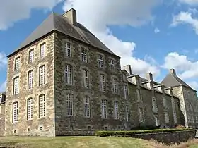 Château de Coëtboy compris communs, conciergerie, chapelle, pigeonnier et jardin avec ses terrasses et leurs escaliers