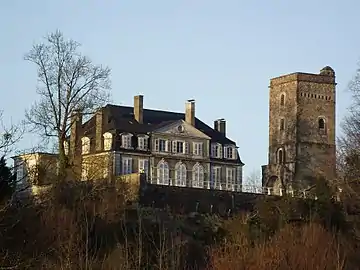 Château de Coarrazetour, portail, façades et toitures, terrasses et murs de soutènement qui les supportent, écuries