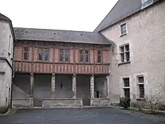 Cour intérieure, côté ouest.