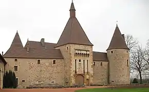 Côté sud, le donjon.