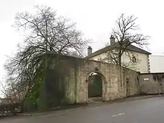 Mur d’enceinte et porte de l'ancien château, rue du vieux château.