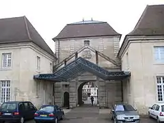 Porte de ville à pont-levis du XVIe siècle, sur le site de l'ancien château, rue du vieux château, à Dole.