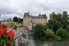 Vue d'ensemble du château depuis le pont sur le Loire.