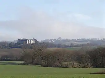 Le château vu de l'ouest avec Miradoux en arrière-plan.