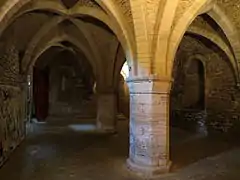 Les croisées des voûtes sont encore marquées par le style gothique primitif (début du XIIIe siècle).