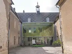 Verrière contemporaine de la cour d'honneur.