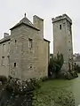 Le donjon et l'une des quatre tours d'angle.