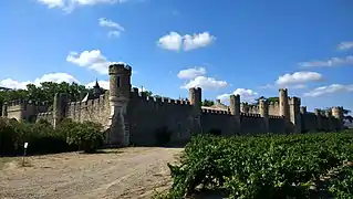 Enceinte à créneaux et échauguettes du Château de Grézan