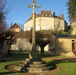 Le château de Lugny.