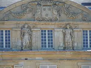 Vue du fronton avec les statues de la Justice et la Force et le blason de Guiry.