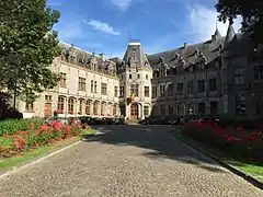 Cour avant du château.