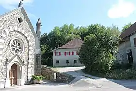 Église Saint-Nicolas, ferme et butte (arrière-plan) où se situent les ruines du château d'Hauteville.