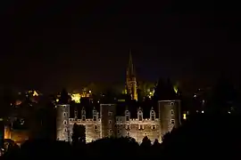 Vue nocturne du Château de Josselin, et Basilique Notre Dame du Roncier en arrière plan.