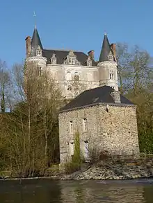 Château de Juzet au-dessus du Moulin à eau sur le Don.
