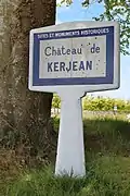 Panneau indiquant un lieu et monument historique (1951). Ici, le château de Kerjean à Saint-Vougay dans le Finistère.