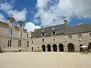 La cour intérieure du château: angle nord-est.