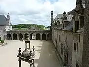 Cour intérieure, entrée et chapelle vus depuis le logis seigneurial.