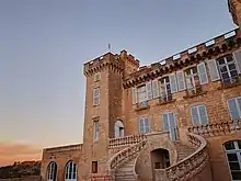 Château de La Barben au coucher du soleil depuis la grande terrasse.