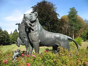 Statue de Lionne apportant à ses petits un jeune sanglier d'Auguste Cain.