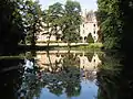 Reflet de la façade sud du château dans l'étang.