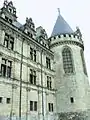 Aile est côté ville : façade reprenant les dispositions du château de Bonnivet et tour de la chapelle.