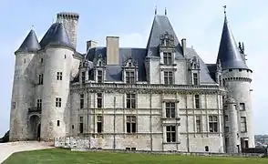 Aile sud Renaissance, entre le châtelet et la tour des Archives. Presque au centre, la haute tour carrée dans laquelle se trouve l'escalier hélicoïdal.