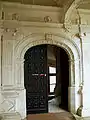 Porte sur la cour donnant accès au grand escalier.