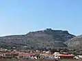 Vue des ruines du château au sommet du plateau, surplombant le village d'Opoul.