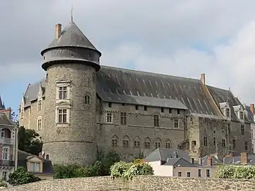 Le château vieux et son donjon du XIIIe siècle.