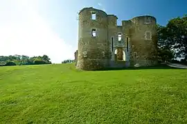 Les tours de l'ancien château de Levroux en 2014.