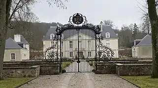 La grille armoriée du château.