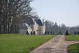 Vue du château depuis l'allée.