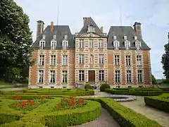 Façade du château de Ménilles - jardins.