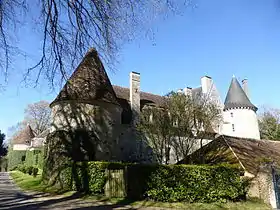 Vue sur les communs sud et la tour sud du château.