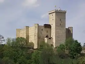 Photographie en couleurs d'un château-fort.