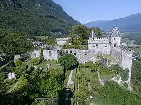 Vue du château de Miolans dans la combe de Savoie