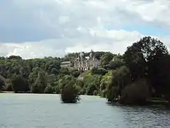 Le Loir et le château de Montigny-le-Gannelon.