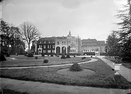 Le château de Montjoye sur la façade Nord à Clairefontaine-en-Yvelines vers 1910,propriété de M. et Mme Standish de 1894 à 1920.