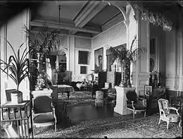 Intérieur du château vers 1910.Un des salons avec sa décoration.