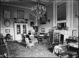 Intérieur du château vers 1910.Prolongement du salon précédent avec de nombreux tableaux.