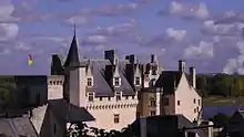 Photographie présentant le chemin de ronde du château entrecoupé par ses lucarnes à deux étages.