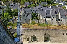 Photographie présentant une vue du village depuis une des terrasses du château.