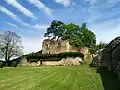 Logis seigneurial, donjon et rempart vus depuis la basse-cour