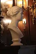 Photographie en couleur d'une sculpture d'une femme.