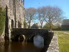 Les douves et le pont XVIIe siècle.