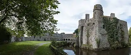 Vue panoramique Est, avec le donjon, la chapelle et la salle des Plaids.