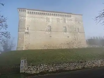 Le château en 2021 par une matinée de brouillard.