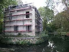 Le château, en ruines après un incendie.