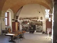 Anciennes cuisines et cheminée du château.